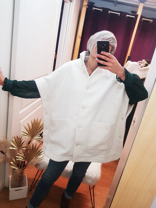 Veste Oversize Crème – Esprit Cape & Élégance Structurée